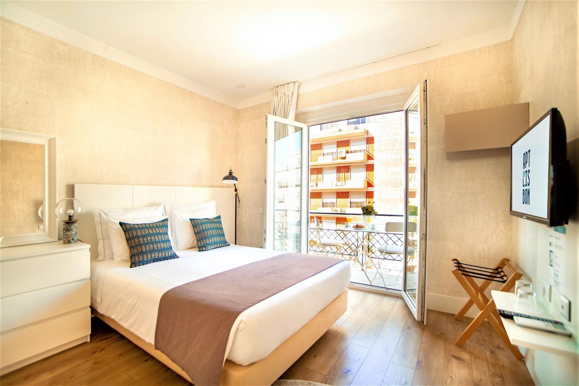 Lx51 & By Iin - Center Lissabon
